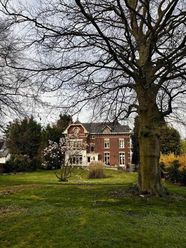 La Greatly House, une maison de briques dans son parc, à Verlinghem